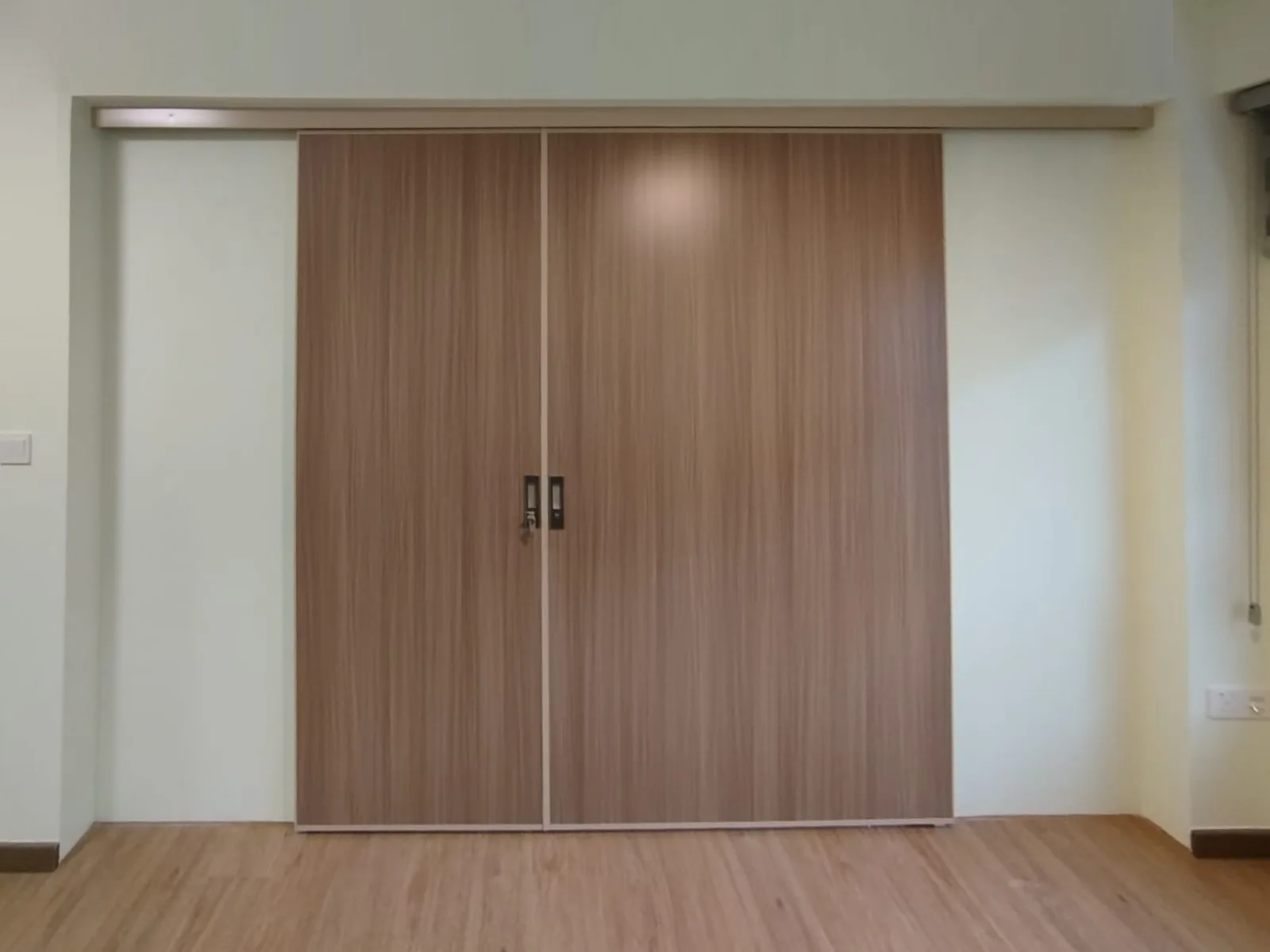 #07 Paper Bark Top Hung Aluminium Framed Sliding Door with Top Track Sliding System in Design O with Panel A: AL 464 Olive Afromosia, a brown wood like aesthetic Waterproof Aluminium panel material Living Room